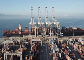 استفاده دی پی ورلد از گنتری کرین‌های کنترل از راه دور