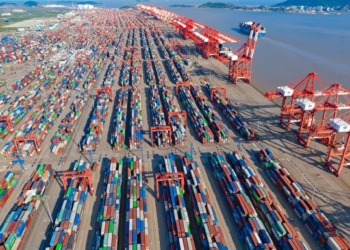 بنادر کانتینری چین در ۶ ماه ۱۲۲ میلیون تُن کانتینر جابه‌جا کردند