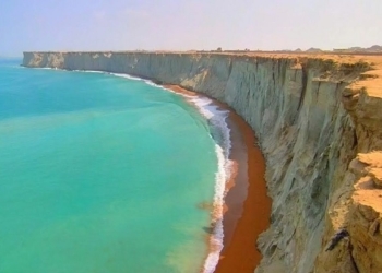 توسعه گردشگری دریایی چابهار در دستورکار/ امکان فعالیت پایدار خط مسافری و گردشگری دریایی بین بندر چابهار و بنادر عمان/ ظرفیت تردد شناورها با 600 مسافر دریایی