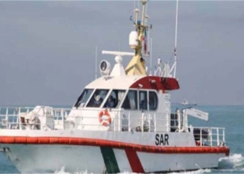 عملیات نجات قایق مضطر در آب های منطقه ای جاسک/ سرنشینان این شناور در سلامت کامل به بندر جاسک منتقل شدند