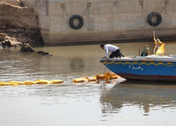 مهار آلودگی مشتقات نفتی پالایشگاه آبادان در اروند رود توسط نیروی عملیاتی بندر آبادان در دمای ۴۹ درجه