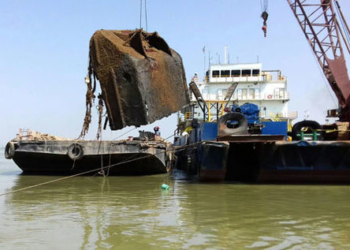 ۱۰ فروند شناور مغروقه پرخطر از آب‌های هرمزگان جمع‌ آوری شد