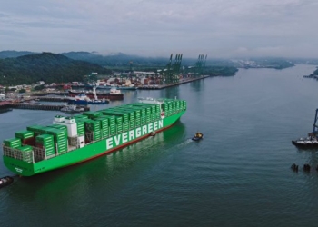 عبور کشتی بزرگ کانتینری از کانال پاناما در شرایط خشکسالی شدید