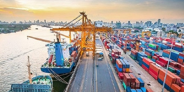 وضعیت نابسامان پهلوگیری کشتی‌ها در بندر شهیدرجایی