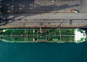 پهلودهی کشتی پهن پیکر در بندر شهید رجایی + عکس