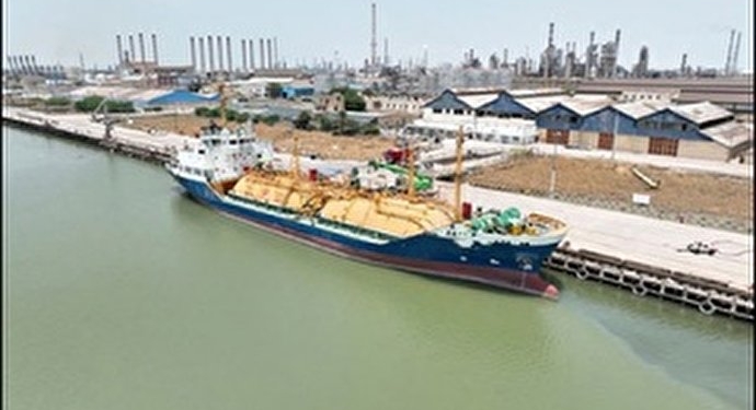 پهلوگیری کشتی ۱۷۰۰ تنی برای بارگیری گاز LPG برای اولین بار در بندر آبادان