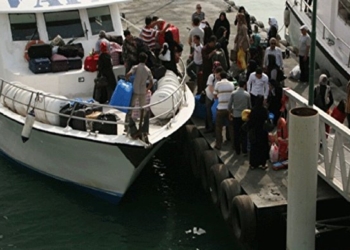 تردد شناور‌های مسافربری و باری در مسیر گناوه به جزیره خارگ متوقف شد