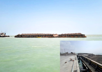 پهلودهی بارج هفت هزار تنی در بندرگاه چندمنظوره خمیر