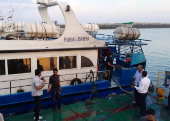 آب گرفتگی یک فروند شناور مسافری عازم قشم