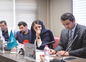 تلاش برای گستراندن فرش قرمز