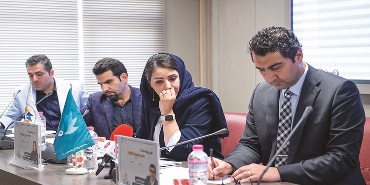 تلاش برای گستراندن فرش قرمز