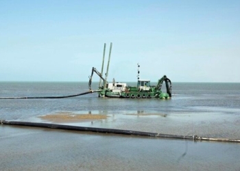 خروج بقایای یک کشتی قدیمی از زیر گل‌ولای در کانال آشوراده بندر ترکمن