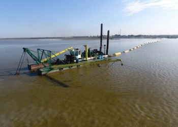 خروج بقایای یک کشتی قدیمی از کانال آشوراده