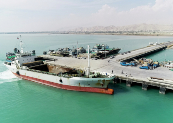 پهلودهی یک فروند کشتی فله‌ بر در بندرگاه خمیر برای نخستین بار