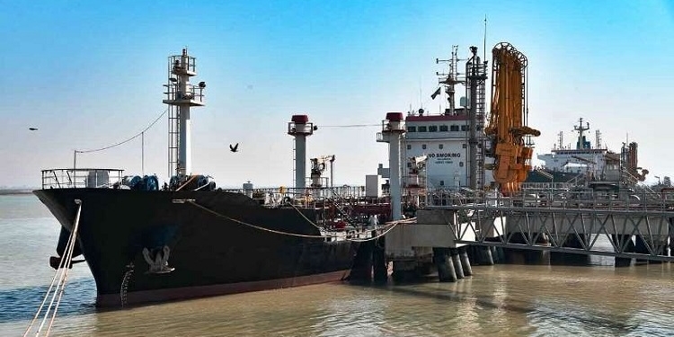 ثبت رکورد تخلیه و بارگیری همزمان مواد نفتی در بندر امام