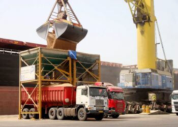 24 فروند کشتی کالای اساسی در بندر شهید رجایی پهلودهی شد