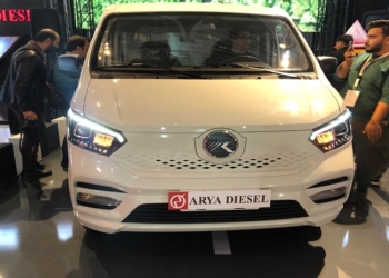 آریادیزل از 2 خودروی برقی مسافری و باری رونمایی کرد