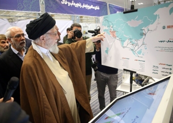 بازدید مقام معظم رهبری از غرفه اقتصاد دریا محور در نمایشگاه توانمندی‌های تولید داخلی