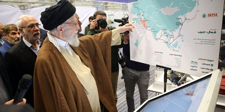 بازدید مقام معظم رهبری از غرفه اقتصاد دریا محور در نمایشگاه توانمندی‌های تولید داخلی