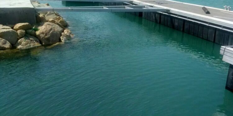 پیشرفت ۹۶ درصدی توسعه موج شکن‌ های بندر کنگان