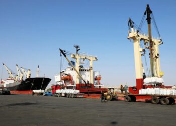 ترانزیت نزدیک به 4 هزار خودرو سبک و سنگین از بنادر شرق هرمزگان