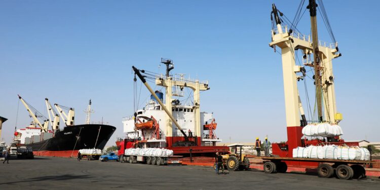 ترانزیت نزدیک به 4 هزار خودرو سبک و سنگین از بنادر شرق هرمزگان