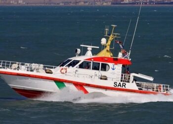 نجات ۱۲ سرنشین یک قایق غیرمجاز در جزیره بنی فارور/ سرنشینان به جزیره کیش منتقل شدند