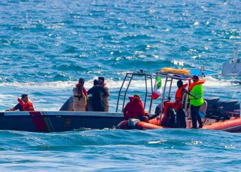 برگزاری مانور امداد و نجات دریایی در بندر شهید حقانی