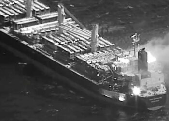 نجات خدمه یک کشتی آسیب دیده در دریای سرخ