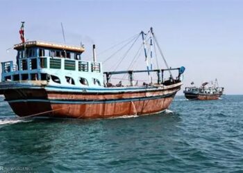 هفت خدمه لنج باری غرق شده در آب های اطراف جزیره قشم، نجات یافتند