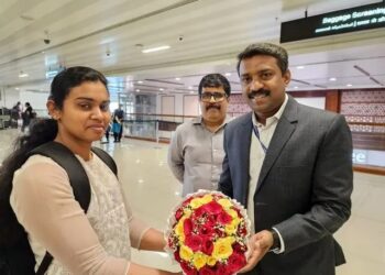 بازگشت یکی از خدمه های هندی کشتی توقیف شده در ایران به کشورش