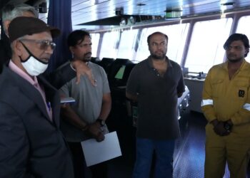 دیدار کنسول هند با 16 خدمه هندی کشتی توقیفیMCS Aries