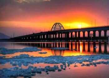 فیلم| کشتی بزرگ دریاچه ارومیه روی آب قرار گرفت