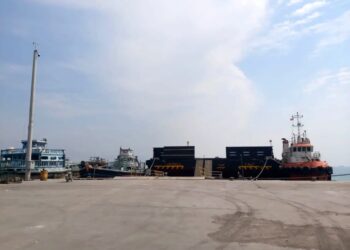 پهلودهی همزمان سه بارج برای بارگیری مواد معدنی در بندرخمیر