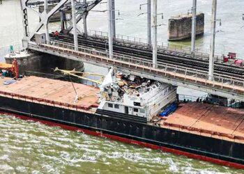 برخورد یک کشتی باری با پل راه آهن روستوف