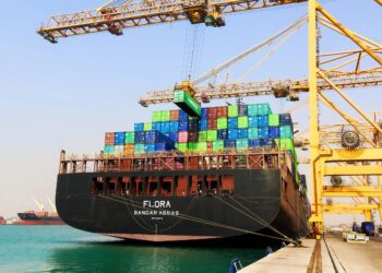 تخلیه دو نگله 425 تنی در بندر شهید رجایی