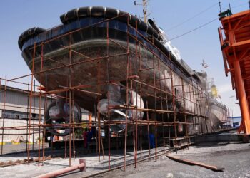 تعمیرات زیر آبی و به آب اندازی همزمان چهار فروند شناور در بندر شهید رجایی