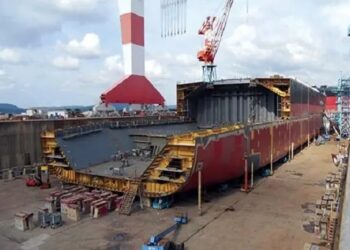 تعمیرات زیرآبی همزمان ۴ فروند شناور در بندر شهید رجایی