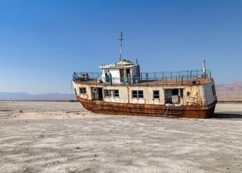 تکه تکه کردن و دزدیدن یک کشتی بزرگ در دریاچه ارومیه