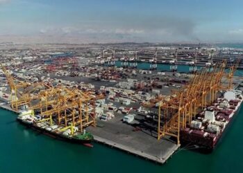 خارج سازی حدود ۵۰۰ تن آهن آلات مغروقه از حوضچه بندر شهید رجایی