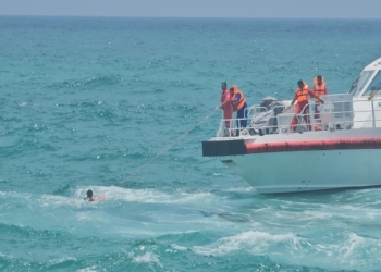 نجات جان یک نفر در ساحل دریا بزرگ چابهار توسط شناور ناجی بندر چابهار