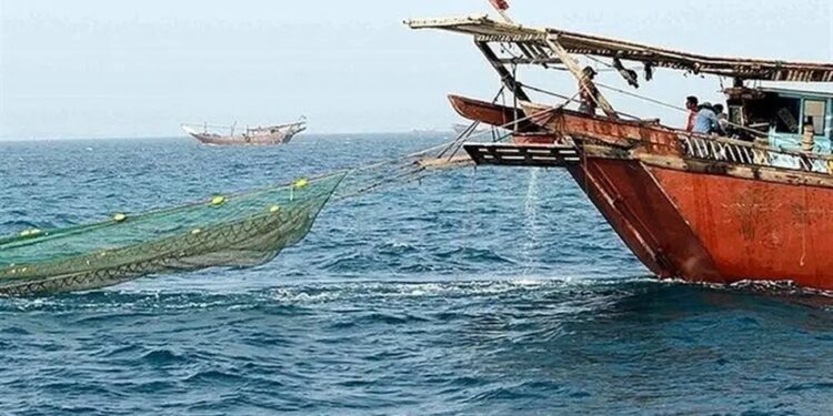 هشدار تردد به شناورهای سبک و صیادی در تنگه هرمز و خلیج فارس