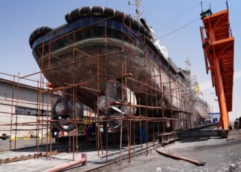 تعمیرات همزمان ۱۳ شناور با استفاده از توانمندی مهندسان ایرانی