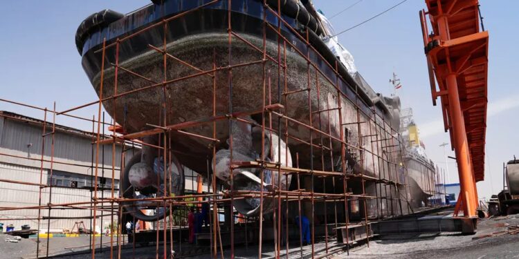 تعمیرات همزمان ۱۳ شناور با استفاده از توانمندی مهندسان ایرانی