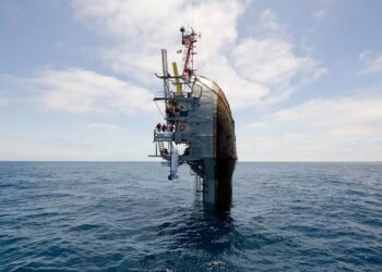 عاقبت RV FLIP کشتی ای که عمود می ایستد +فیلم