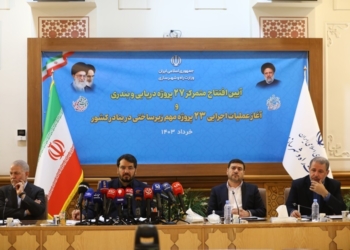 وزیر راه و شهرسازی ۲۷ پروژه دریای و بندری را افتتاح کرد