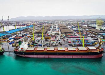 افزایش ۹۸ درصدی عملیات تخلیه و بارگیری کالا در بنادر آبادان