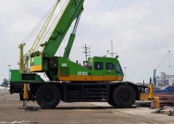 الحاق ۳ دستگاه جرثقیل ۵۰ تنی و یک دستگاه لیفتراک به بندر امیرآباد