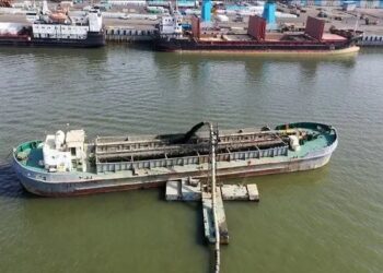 لایروبی 10 میلیون مترمکعبی اسکله ها و آبراه های بندر امام