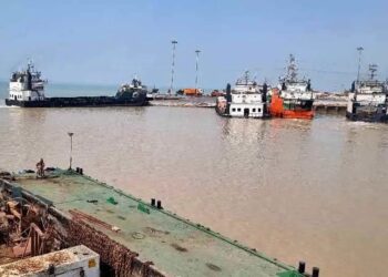 آغاز عملیات شبانه روزی ایجاد زیرساخت ایمن تردد دریایی در بندر پهل